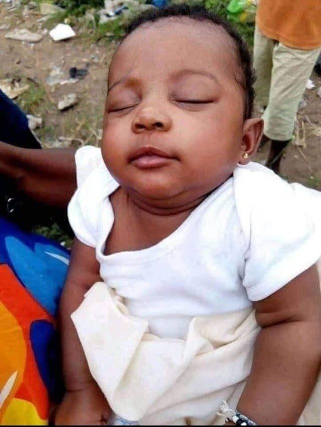 Cute baby girl dumped by the roadside with a note from the mother on why she dumped her (photos)