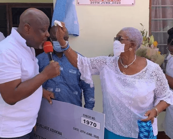 Kwami Sefa Kayi's Mother Gives Him Bible As His 50th Birthday Gift - video