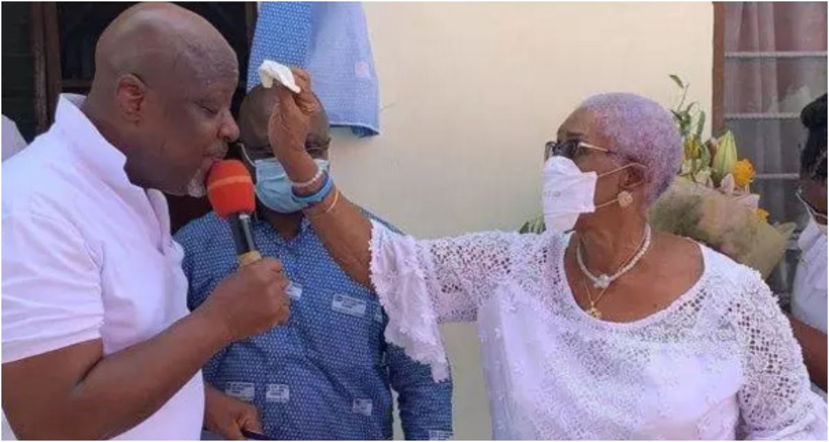 Kwami Sefa Kayi's Mother Gives Him Bible As His 50th Birthday Gift - video
