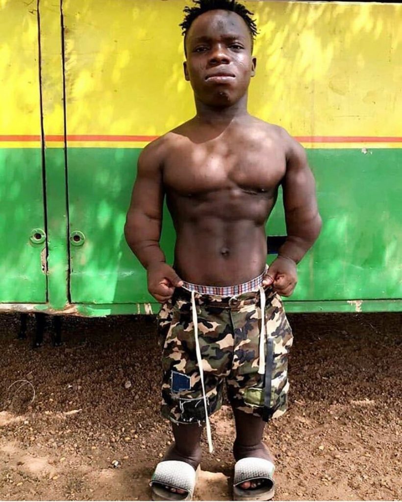 Shatta Bandle flaunts his 6 packs to lure girls (photo)