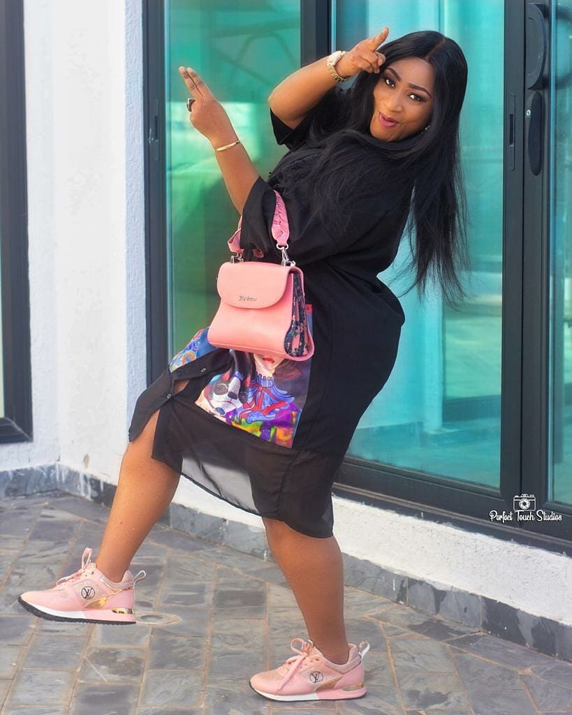 Actress Ellen White dazzles in new photos, shows off her swag