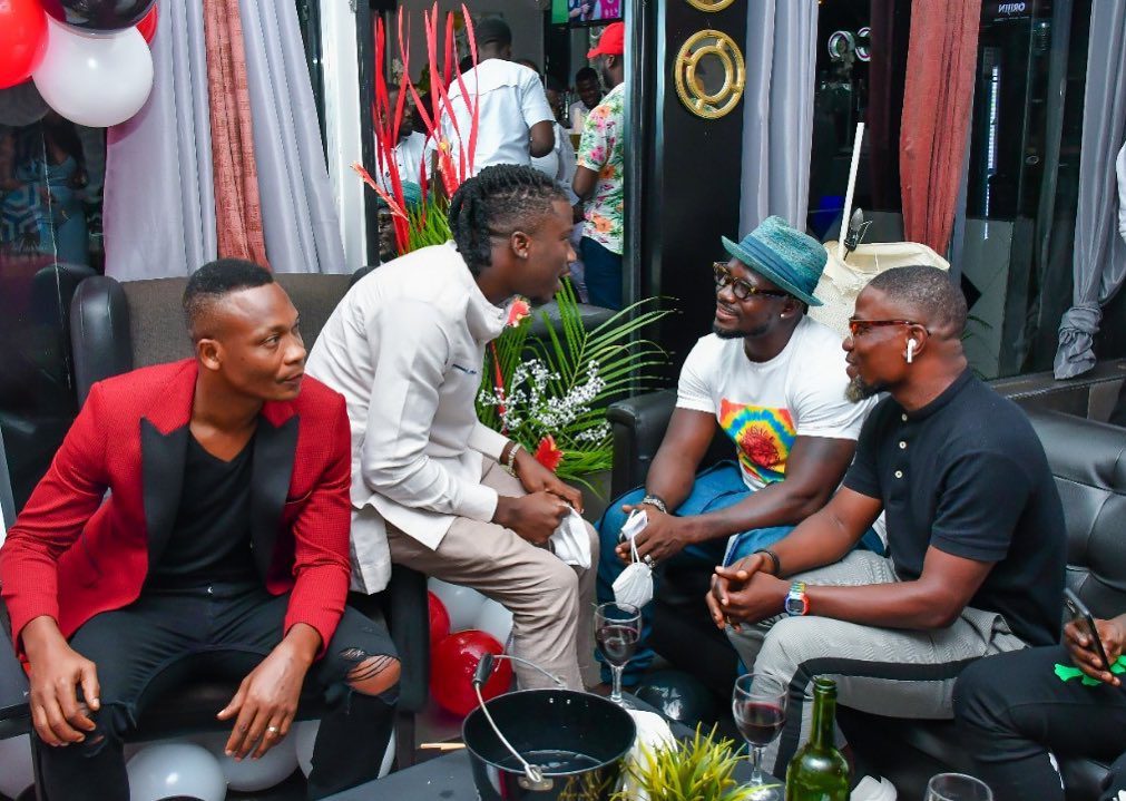 Stonebwoy chills with Stephen Appiah and other top Blackstar players - Video+Photos