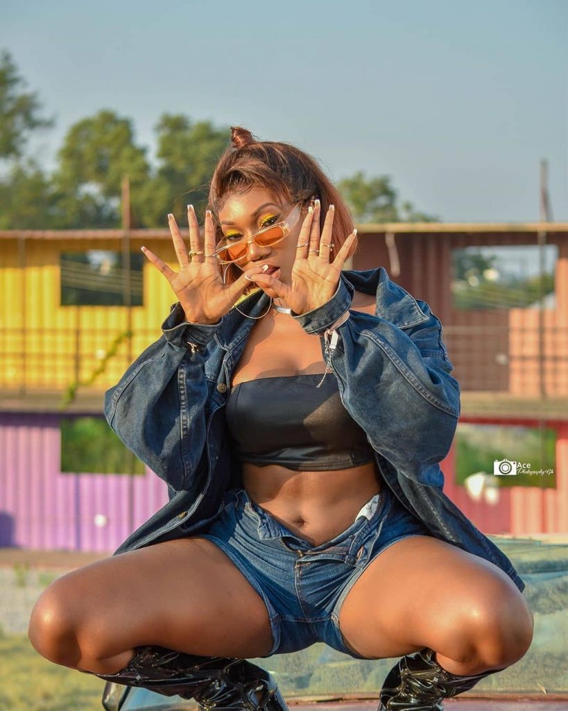 "You will die"- Wendy shay curses a fan who said she can never be like ebony (screenshot)