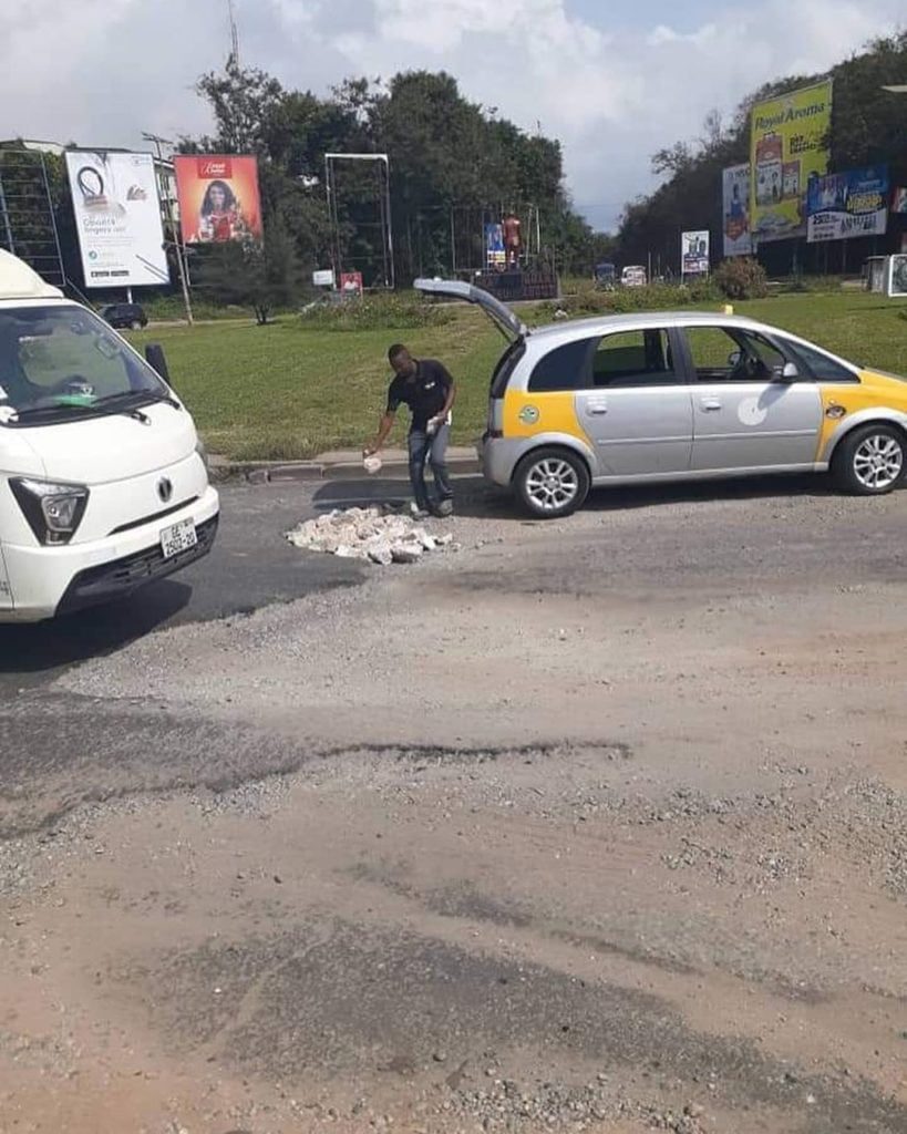 Taxi Driver Amazingly Carries Stones With His Car To Fill Potholes