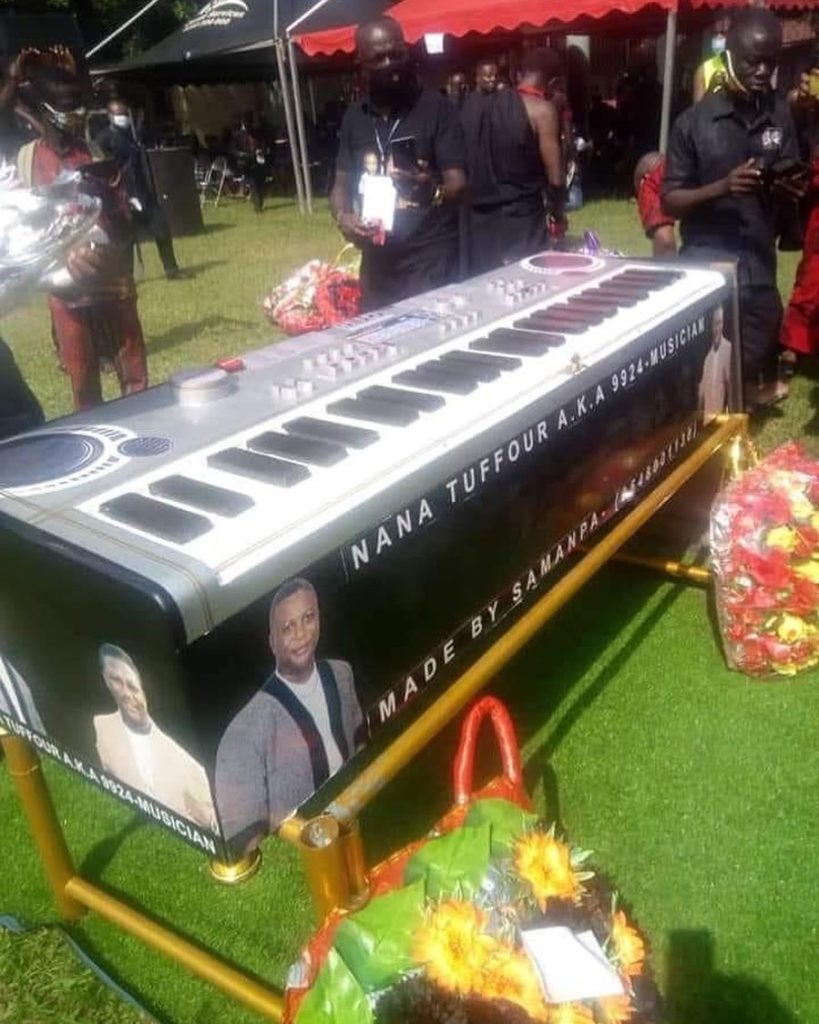 Highlife legend Nana Tuffour buried in a piano coffin (photo)