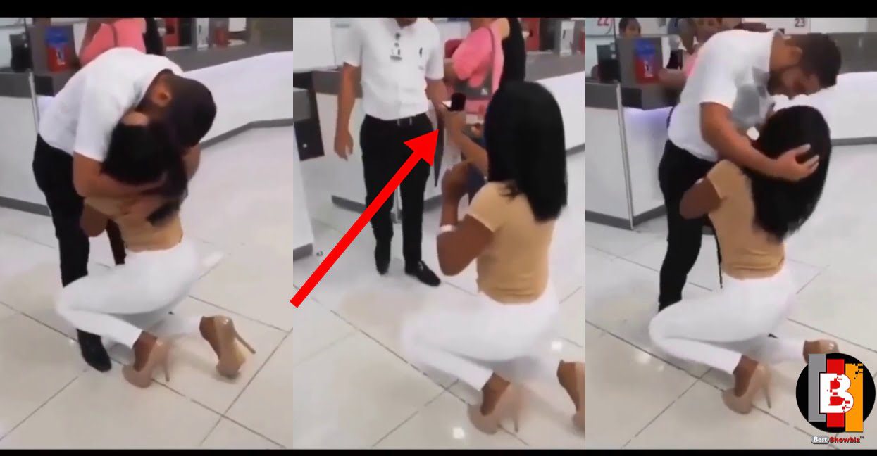 Lady publicly kneels and propose to her boyfriend - Video