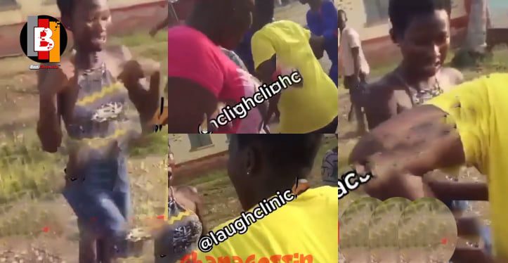 Two teenage girls fight over a boy on the streets (video)