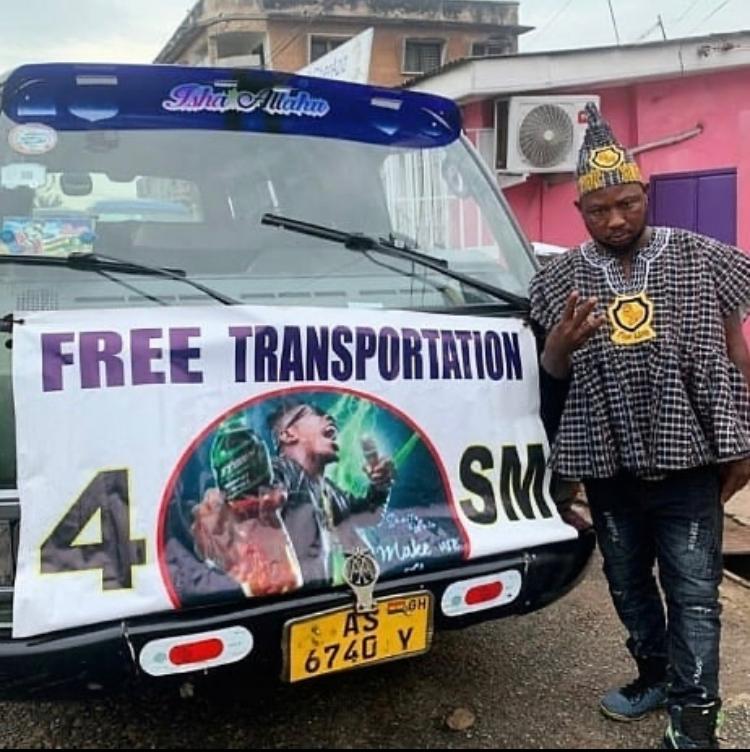 Driver who went crazy and left passenger stranded after meeting shatta wale offers free transportation to SM fans.