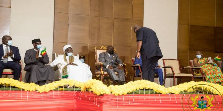 Picture of Mahama Bowing to President Akuffo Addo Goes viral (photo)