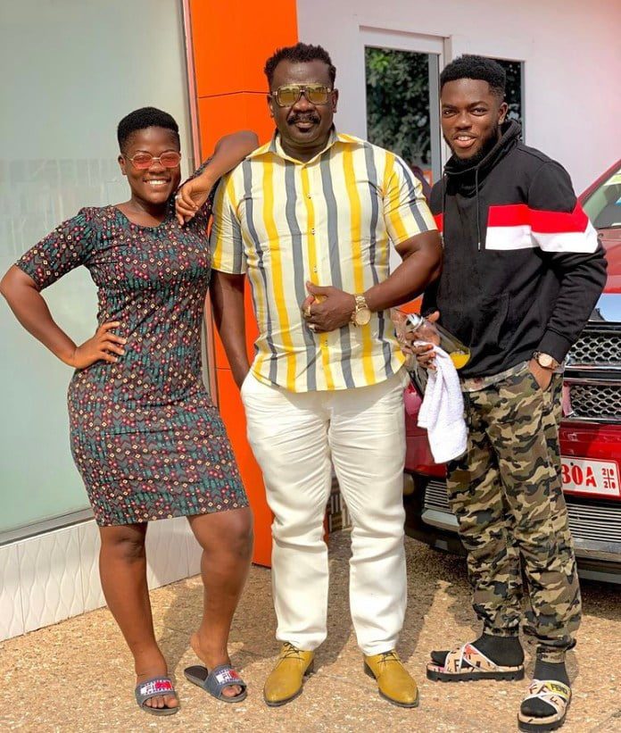 Koo Fori shares a beautiful picture of himself and his children.