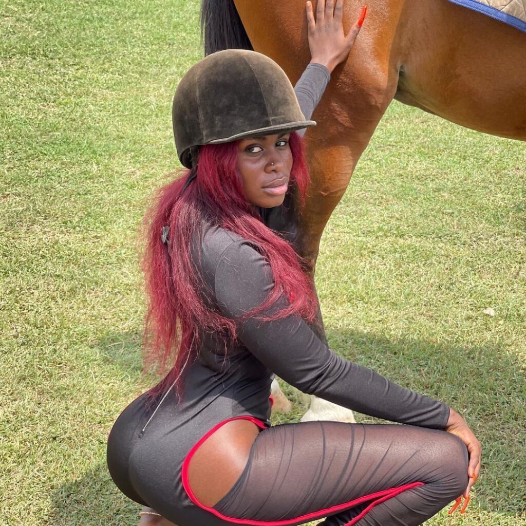 Yaa Jackson goes completely nakɛd as she flaunts her new Benz car.