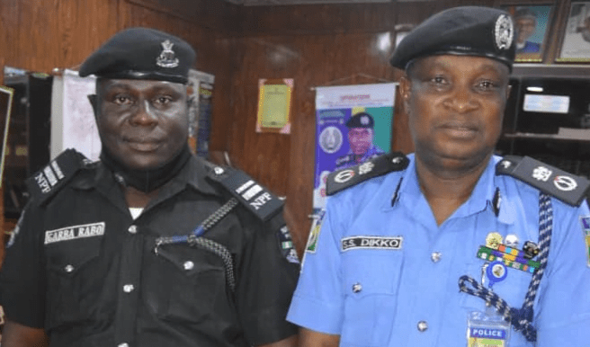 Two Policemen rewarded for turning down Ghc 14,000 bribe (photo)