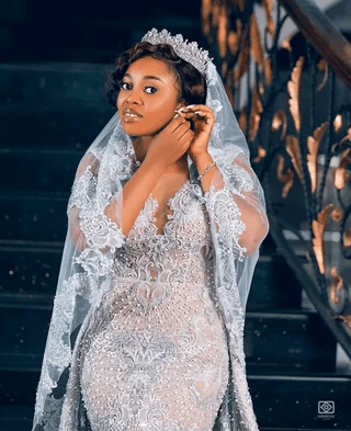 Bride shuts down social media with her simple wedding dress on her big day (photos)