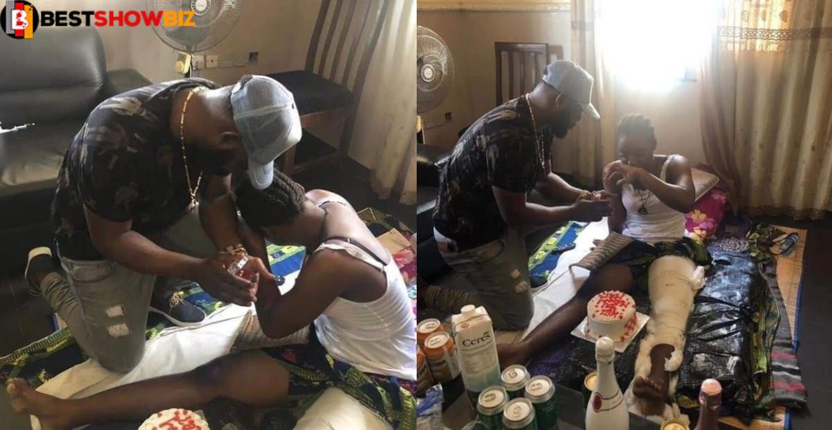 emotional Photos of a man proposing marriage to his bedridden girlfriend touch the heart of Netizens.