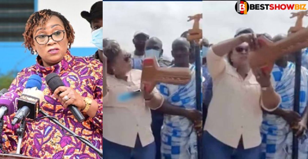 Concert: Video of Fishery minister Hawa Koomson locking the sea with huge key surfaces online.