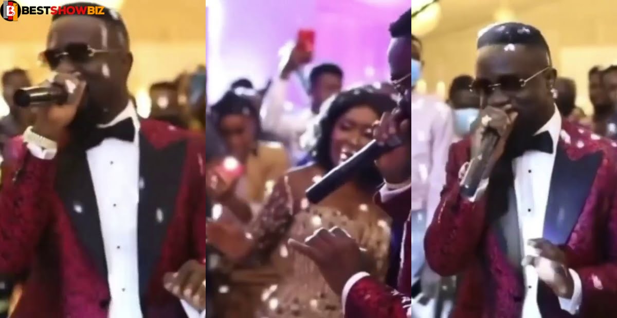 Sarkodie gives wedding couple a shock after he showed up to perform uninvited (video)