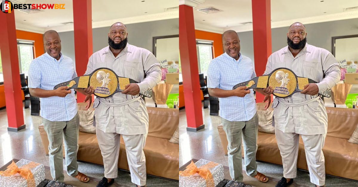 Ghana's strongest winner, Shaka Zulu present his title to Ibrahim Mahama - Photos