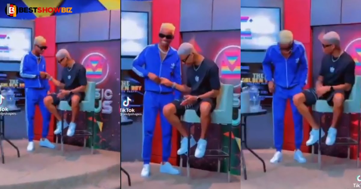 Kidi shocked as he meets his twin during an interview (video)