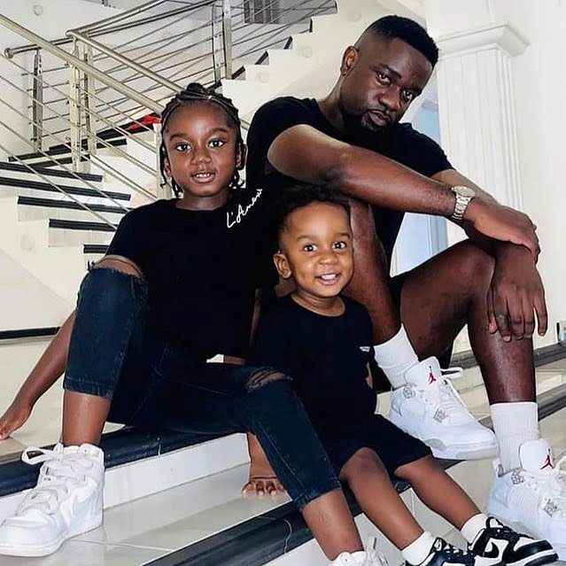Beautiful photos of Sarkodie and his two kids looking like Triplets pops up