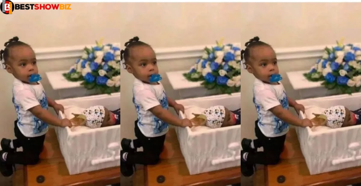 Sad photo of a twin girl kneeling over the dead boy of her twin brother gains massive reactions online