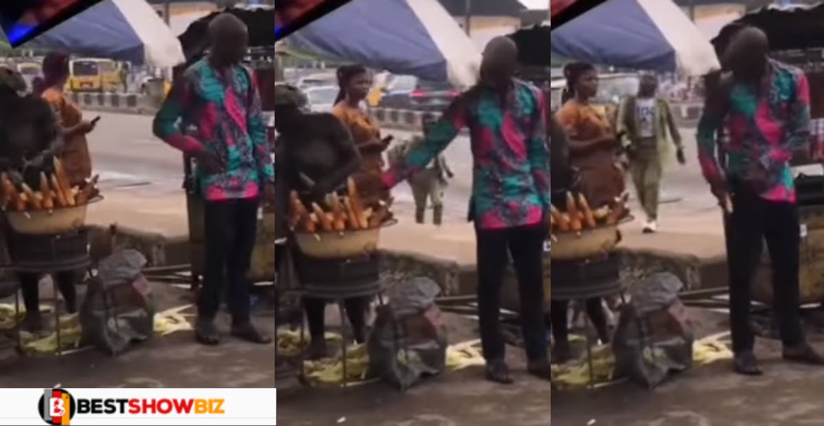 (video) Hungry Man Spotted Stealing Roasted Corn from a seller on the streets