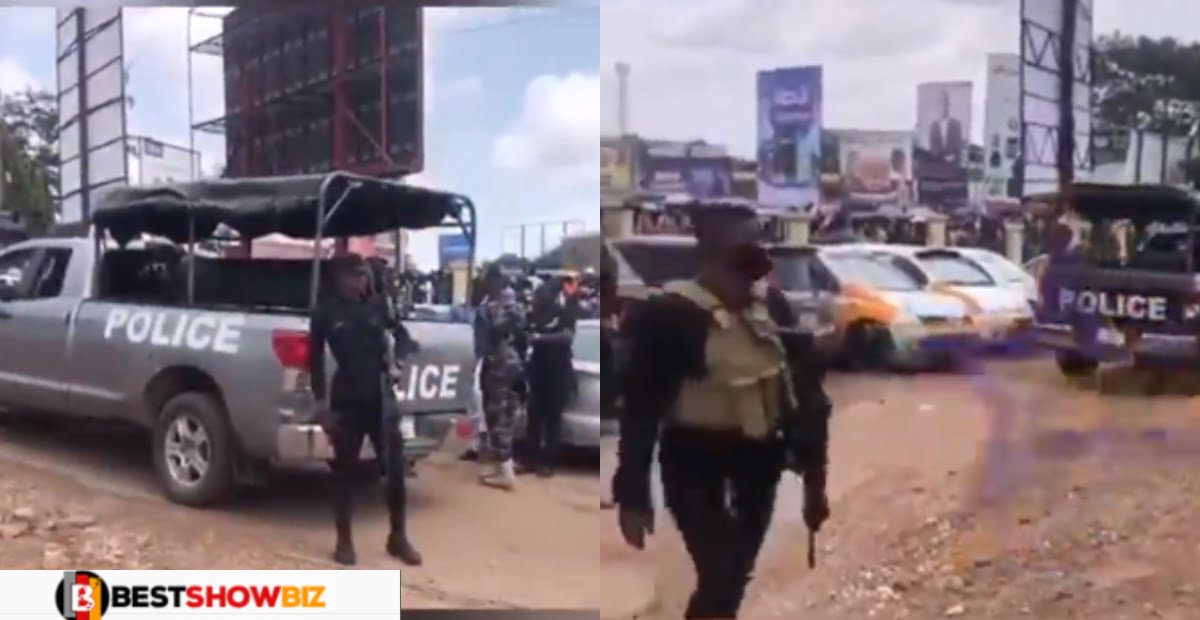 Kumasi: Soldiers storm the Suame Police Station, beating policemen after one soldier was arrested by the police. [Video]