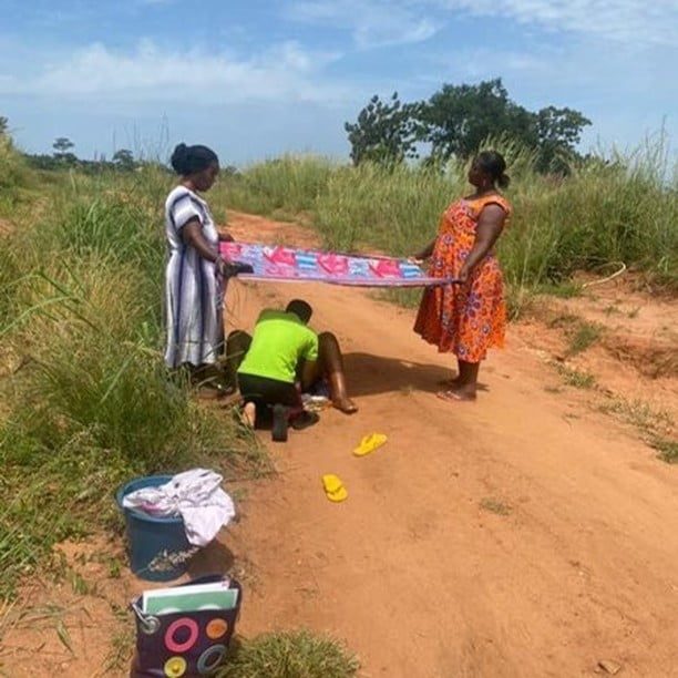 Photos: Male Community Nurse delivers pregnant woman in the middle of the road