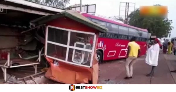 Lucky Passengers from Tamale narrowly escaped death when their bus swerved off the road and collided into a kiosk.