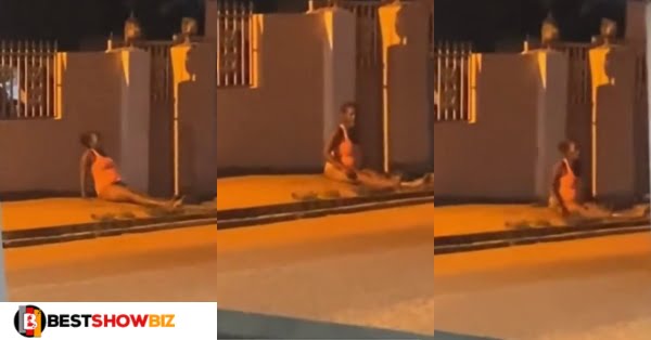 Broken Hearted Woman Goes ℵḁḱℯḋ drags her bṳtt on the floor in public to Curse her boyfriend (video)