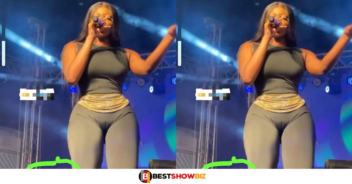 Singer Sefa Shows Her Meat Pie During A Live Performance (photo)