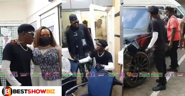 Humble Shatta Wale Kneels To Beg After Arriving Late For A Radio Interview. (video)