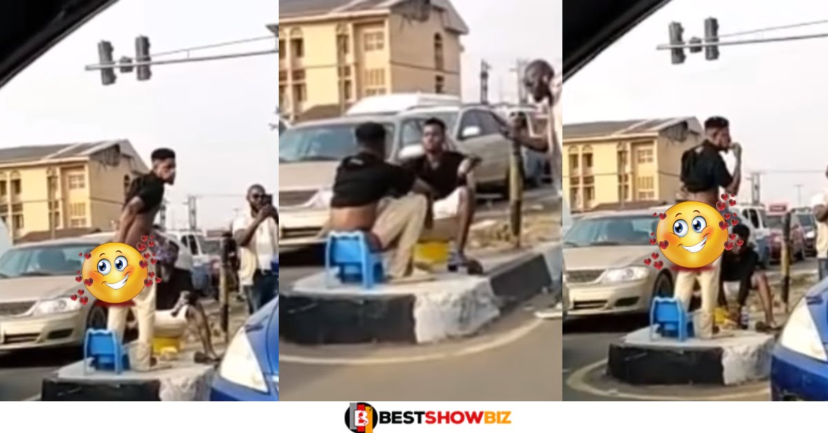 Video: Sakawa boys captured dẽfẽcating and eating their faẽcẽs with bread in the middle of a busy road