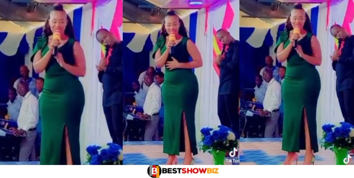 Pastor Catch feelings! As He is spotted looking at a woman’s bṳṫṫ during church service (Video)