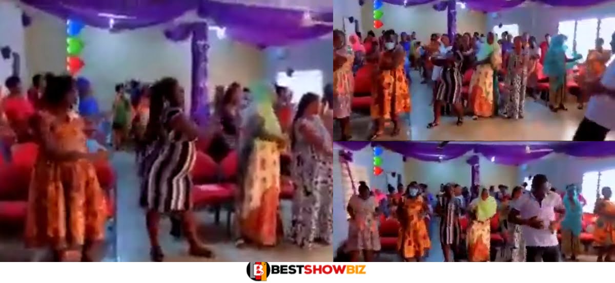 Video: Doctor makes pregnant women dance ‘wha sha wa say’ at antenatal