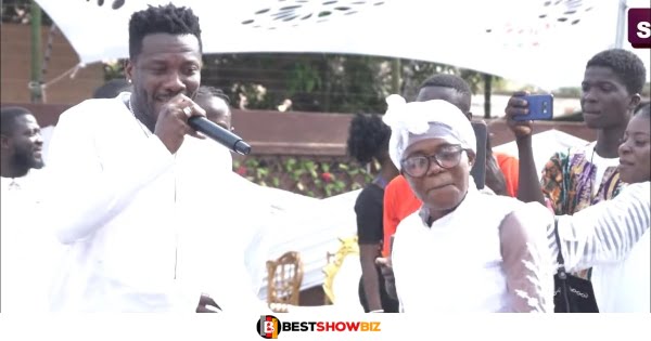 Asamoah Gyan thrills the public after he took the mic to entertain people with songs at Mzbel's father's funeral