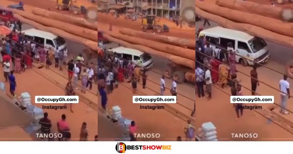 Sad News from Kumasi: truck carrying logs falls on Trotro vehicle with passengers in it (video)