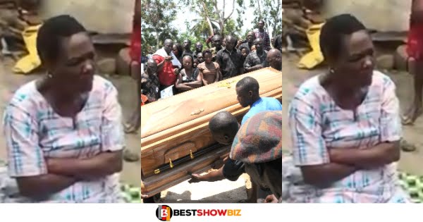 Old woman sits on the coffin to prevent family members from burying a dead man (video)