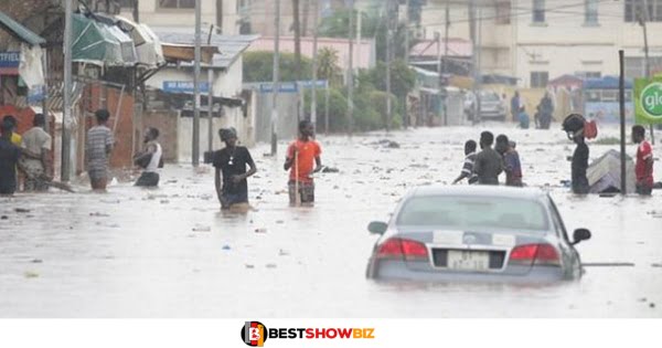 Sad Video: Watch how a driver and his car were swept away in the Accra floods yesterday (video)