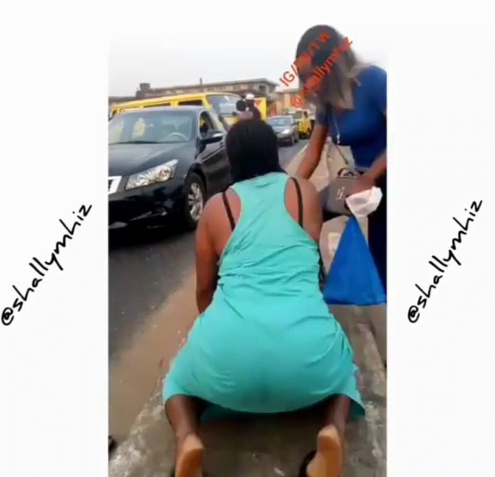 Pure water seller causes confusion in Traffic as she tw3rks and shakes her nyἆsh (video)