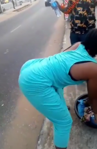 Pure water seller causes confusion in Traffic as she tw3rks and shakes her nyἆsh (video)