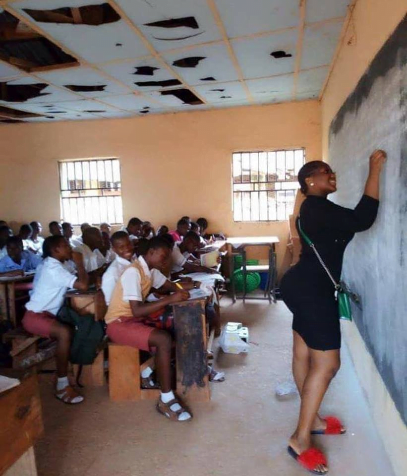 Female JHS teacher distracts her class students with her big nyἅsh (photo)