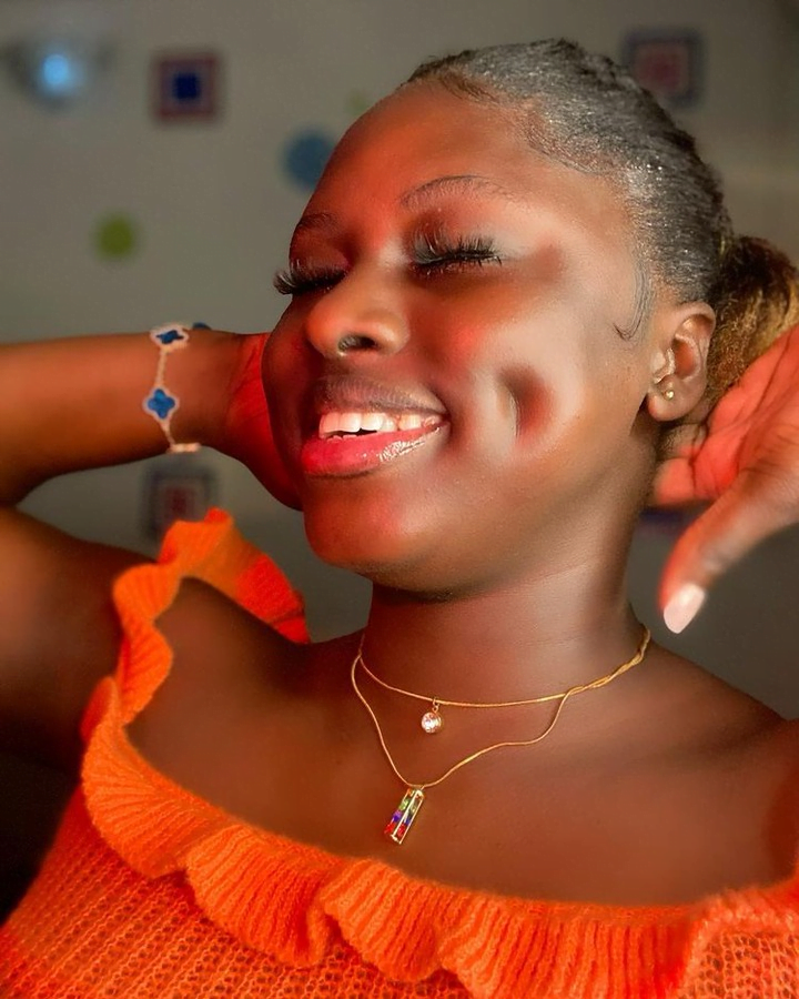 Beautiful Lady With The Biggest And Cutest Dimple Stir On Online (Video)