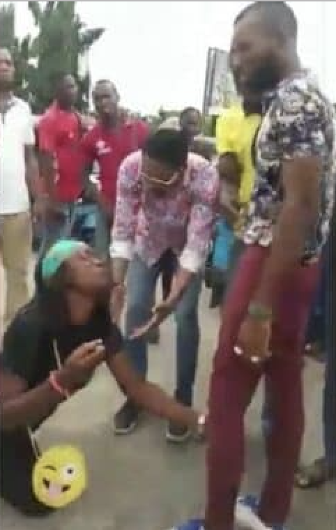 See the embarrassment that happened when a lady knelt down to propose to her boyfriend in public