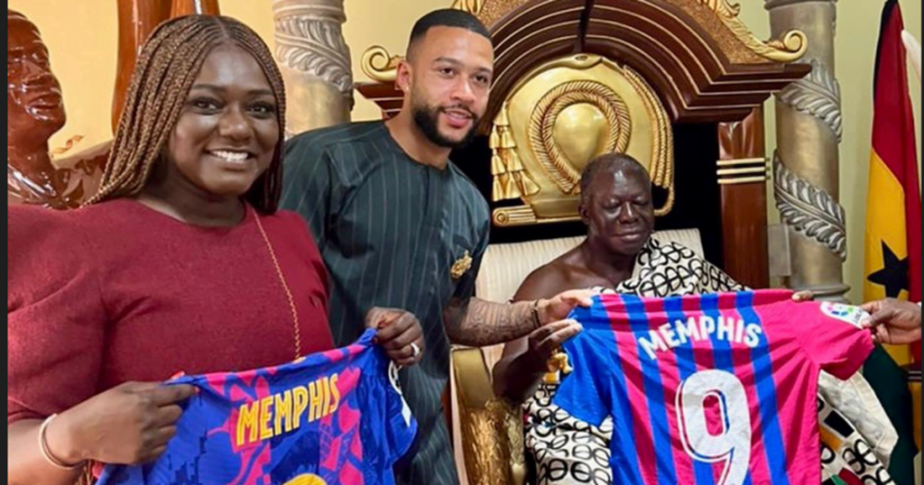 Popular Barcelona star Memphis Depay meets Otumfuo Osei Tutu in Ghana [Photos]