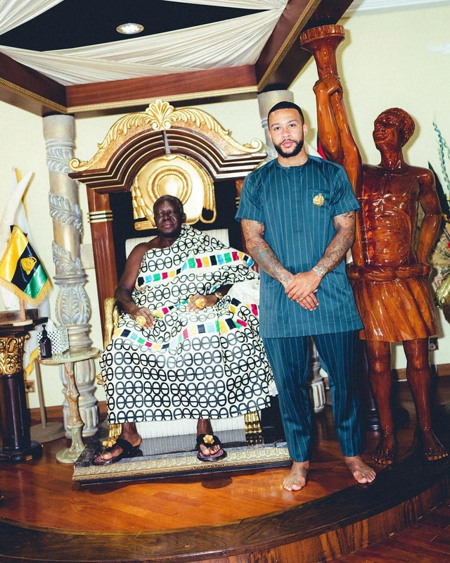 Popular Barcelona star Memphis Depay meets Otumfuo Osei Tutu in Ghana [Photos]