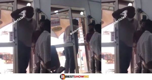 Man gets angry and fights with Barber after he was charged Ghc 30 for a sakora haircut (video)