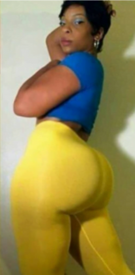 Slay queen causes confusion on social media with her huge nyᾰsh and 'T()nga' (photos)