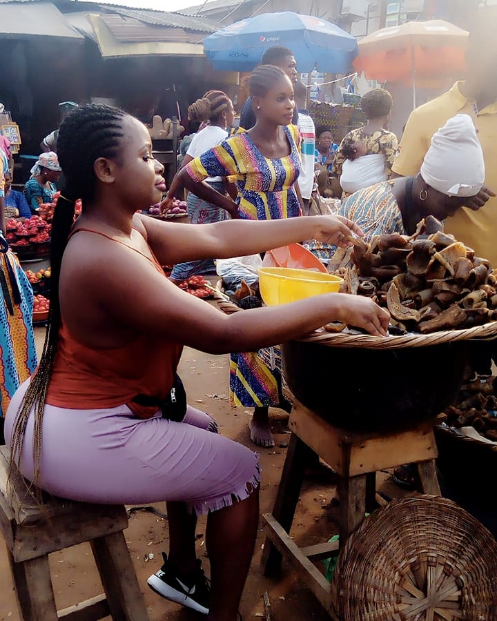 Wele Seller Steals Attention As She Twẽrks In The Market