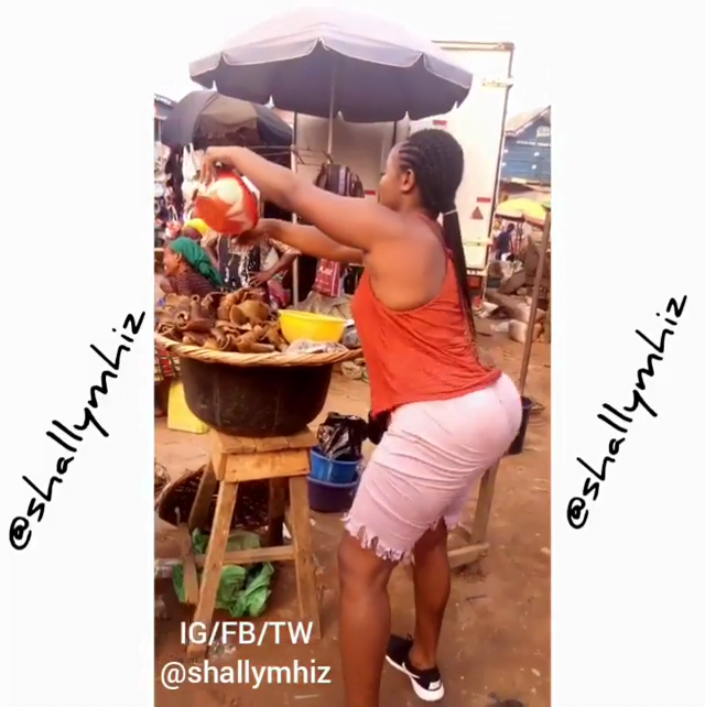 Wele Seller Steals Attention As She Twẽrks In The Market