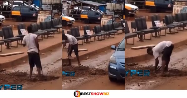 Man removes sand he used to repair road after drivers failed to give him money (watch video)